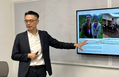 Ka Hoe presenting beside a screen, from his original About Me page